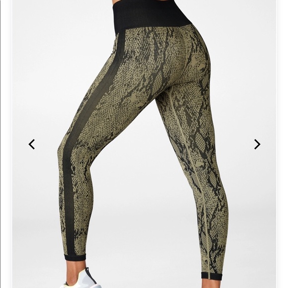 Fabletics High-Waisted Seamless Snakeskin 7/8 - Picture 1 of 5